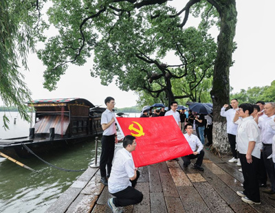 莽小五上树