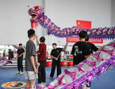 小伙捡到疑似手雷赶紧上交