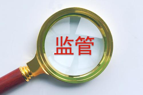 老头乐冲卡上高速逆行遇车祸